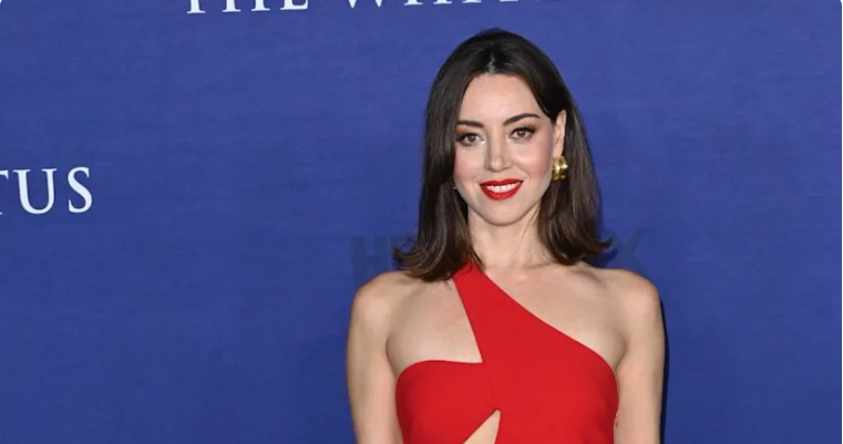 Aubrey Plaza Baby Bump