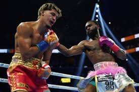 Ennis stops Zayas to win WBO WBA junior middleweight titles